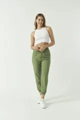 Pantalón de algodón y lino color verde oliva, con puños y cintura elástica.