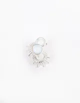 Aros pasantes con piedra natural circular, bañados en plata, con cierre de tope a presión.