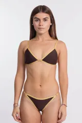 Bombacha de bikini tipo colaless, color marrón chocolate con ribete amarillo. Presenta un diseño de corte bajo con tiras ajustables laterales.