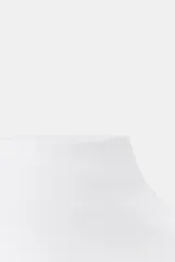 Top sin mangas, color marrón topo, con cuello alto y corte recto. Presenta un tejido de punto fino y mangas sisa con caída.