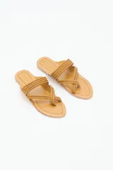 Sandalia abierta de cuero color suela con tiras trenzadas y plantilla al tono.