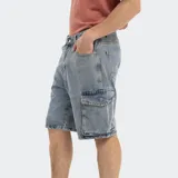 Bermuda de jean celeste, estilo cargo, con bolsillos laterales tipo cargo.