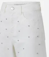 Short de cintura alta en sarga color blanco, con trabillas en la cintura, cierre tradicional, bolsillos, lunares de metal y strass aplicados.