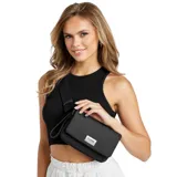 Bandolera negra con correa ancha de tela ajustable y hebilla de plástico. Tiene solapa con cierre magnético y placa metálica con el logo de Guess.