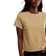 Remera blanca de algodón, semicorta y encogida, con corte holgado, mangas cortas y cuello redondo.