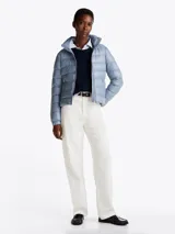 Campera celeste acolchada con relleno de plumón, cuello chimenea y capucha plegable. Cuenta con cierre de cremallera, bolsillos laterales con cremallera y puños elásticos con botones a presión.