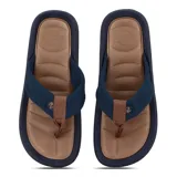 Chinelas de hombre color marrón con base texturizada y tiras de tela azul marino.