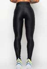 Calza deportiva negra de tiro alto, confeccionada en poliamida y elastano, con bolsillo en la cintura.