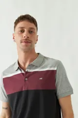 Remera cuello polo de manga corta con diseño en bloques de color gris, blanco, bordó y negro.
