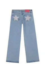 Pantalón de jean gris oscuro con corte recto y bolsillos traseros con apliques de estrellas rojas.