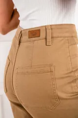 Pantalón wide leg color beige, de tiro alto, ligeramente ajustado en cintura y con ruedo desflecado.