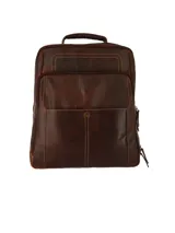 Mochila marrón de cuero, con forro interior de poliéster reciclado, cierre de cremallera, bolsillos frontales con broche y cierre, compartimento acolchado para laptop de 15 pulgadas y bolsillo interior con cierre.