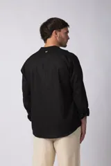 Camisa de lino negra con cuello mao y mangas largas.