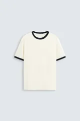 Camiseta azul marino de corte regular, cuello redondo y manga corta con ribete blanco en cuello y mangas.