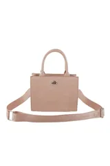 Cartera mini rectangular color rosa pálido con doble asa de mano y correa de hombro ajustable con logo de la marca.