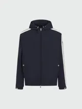 Campera azul marino con capucha y cierre frontal, con dos líneas blancas en las mangas y logo de la marca en el brazo izquierdo.