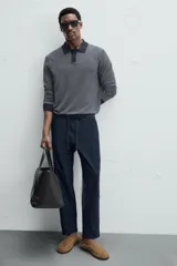 Pantalón azul marino de corte recto, con cintura elástica ajustable con cordón, bolsillos laterales y traseros.