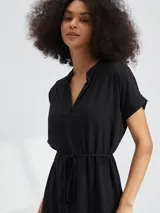 Vestido negro de manga corta con cuello en V y lazo ajustable a la cintura.