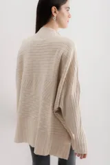 Sweater gris de punto con cuello alto y diseño de líneas horizontales en relieve.