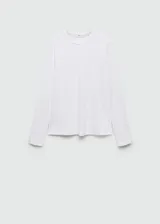 Camiseta blanca de manga larga, con cuello redondo y diseño recto.