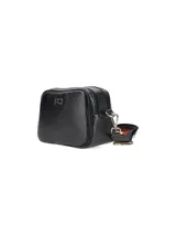 Cartera bandolera rectangular color peltre con textura granulada, logo de la marca en el frente, correa larga regulable y detalle de flecos en el lateral.