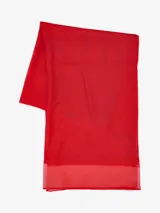 Bufanda rectangular de tejido fino color gris claro, con borde inferior en tono gris oscuro.