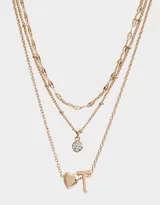 Collar corto dorado multicadena con dije de corazón y letra R.