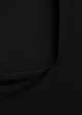 Musculosa negra ajustada al cuerpo con escote cuadrado y tirantes anchos.