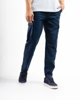 Pantalón cargo color gris oscuro, corte slim, con bolsillos laterales con solapa y botón.