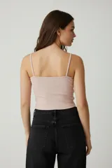 Musculosa blanca de algodón con breteles finos y estampado de una frutilla en el pecho. Corte al cuerpo.