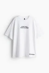Remera blanca de algodón con estampado frontal de la frase "Love Will Tear Us Apart" y el nombre de la banda Joy Division en color negro.