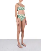 Calzón de bikini de tiro alto color verde con estampado de conchas en tonos beige y laterales fruncidos.
