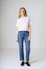 Remera blanca con rayas horizontales finas color rojo.