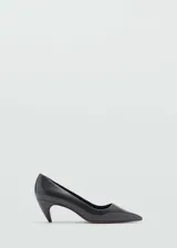 Zapato de tacón color gris oscuro charolado, con punta fina y tacón embudo de 5,5 cm.