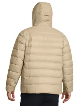Campera inflada color beige con capucha, cierre frontal completo y logo de Under Armour bordado en el pecho.