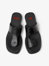 Sandalias de cuero vacuno color negro, con tira ancha sobre el empeine y tira entre los dedos.