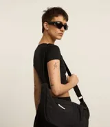 Remera deportiva cropped azul marino, confeccionada en microfibra suave, con escote cuadrado y mangas cortas.