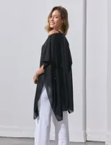Poncho negro de gasa con apliques de brillos, de la marca Jessica Mc Clintock.