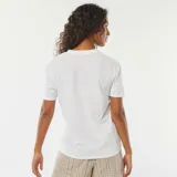 Remera blanca de manga corta con cuello de pico.