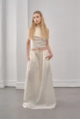 Falda maxi color crema de poplin 100% algodón, corte amplio y cintura con cordón ajustable.