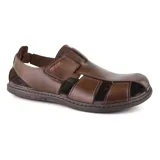 Sandalia de cuero marrón con aberturas laterales y ajuste con velcro.