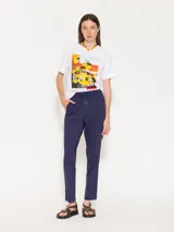 Pantalón babucha color café, confeccionado en algodón liviano, con cintura elastizada, cordón ajustable, bolsillos laterales y botamangas levemente entalladas.