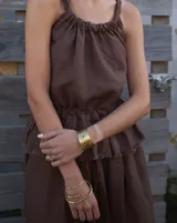 Brazalete ancho de bronce macizo con textura irregular.