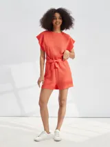 Short color rojo con textura arrugada y lazo en la cintura.