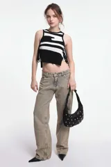 Top corto marrón con rayas horizontales blancas, cuello redondo y tiras laterales para atar.