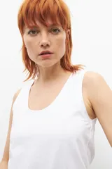 Musculosa sin mangas de color blanco, con escote a la base y ajuste cómodo.