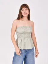 Top bandeau color verde claro, con elástico en la parte superior e inferior. Diseño fruncido en la cintura.