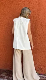 Chaleco blanco de algodón y viscosa, con tela melange y diseño versátil.