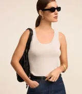 Musculosa verde oliva de punto texturizado, con breteles anchos y cuello redondo.