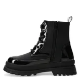 Bota corta acordonada color blanco con suela track y cierre lateral.